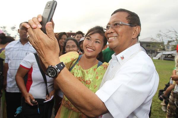 JojoCBinay's tweet photo. Selfie in Leyte :) http://t.co/NLBnEJ26Ns