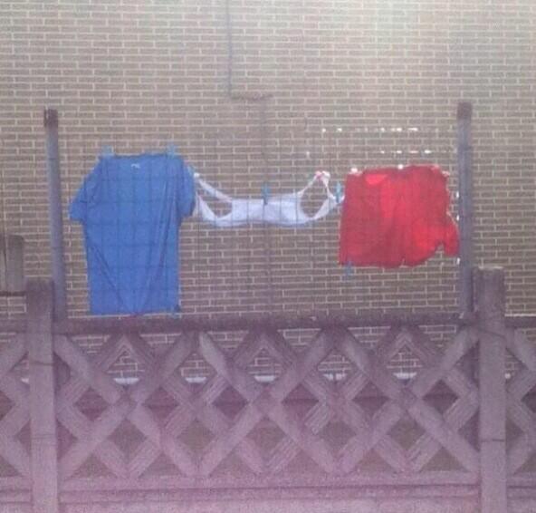 codesdemec's tweet image. Je pense que la meuf avait la flemme d'acheter le drapeau de la France