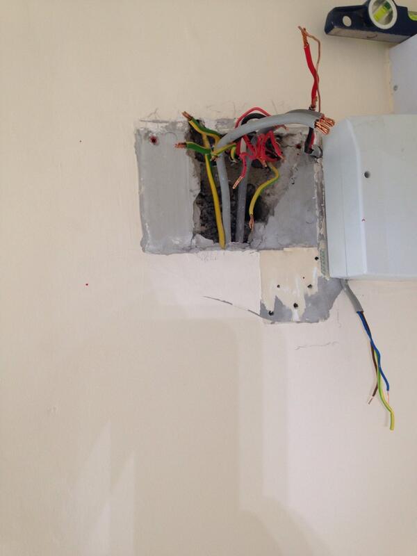 jrelectrical_'s tweet image. #fuseboxupgrade. Old fuse box removed, ready for new 17th edition board &amp;amp; testing.