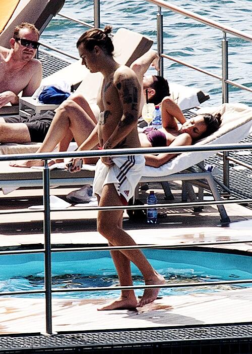 1DCentral_'s tweet image. Harry at the hotel pool in Milan, Italy. (June 30) #16