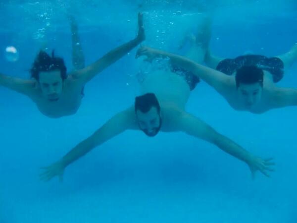 Ismael_A_P's tweet photo. #vacacionesconzapeando disfrutando de la piscina con @SERNAQUINTANA  y @Fran_Parrish http://t.co/YXCPpfBp1H