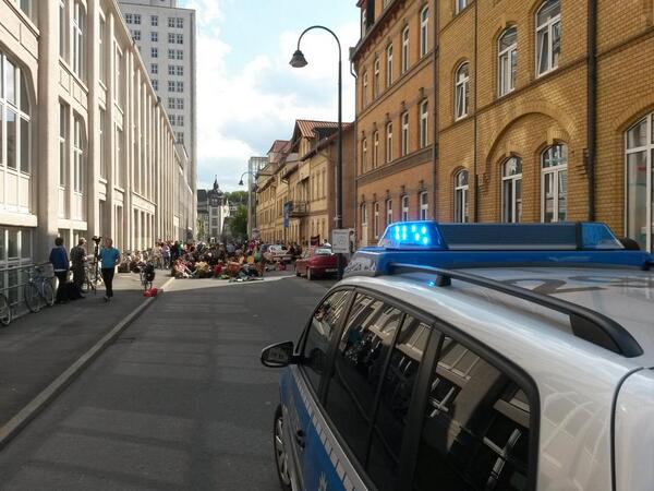 Cops sind eingetroffen. 120 Menschen vor dem Haus. #squatting #jena #wolja! wolja.noblogs.org