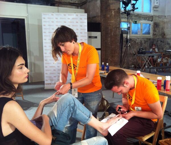 salerm_es's tweet photo. Maquillando las uñas de las modelos que desfilarán para @sita_murt #080bcnfashion #080salerm #moda http://t.co/6GlB8vMFwR
