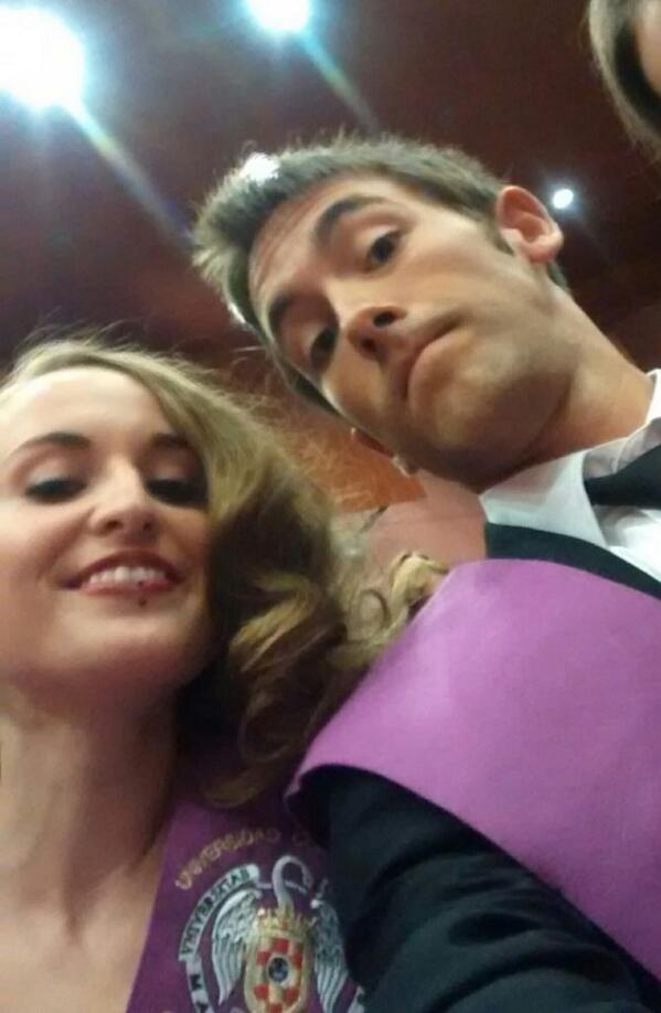 nesdiaz11's tweet photo. Una fotillo con @inesdelolmo del domingo en la graduación to chulos. http://t.co/1CM2k8g6Bc