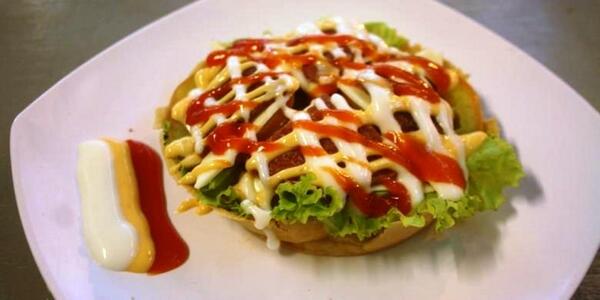 kompascom's tweet photo. Berbuka Puasa dengan Martabak Burger #KalaRamadhan http://t.co/Nj0KyNu23o http://t.co/9EbEYyKd55