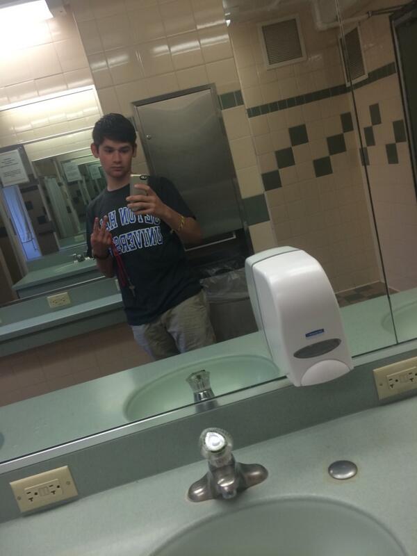 stephent_'s tweet image. First college communal bathroom selfie #iconic #epic #wherehastimegone