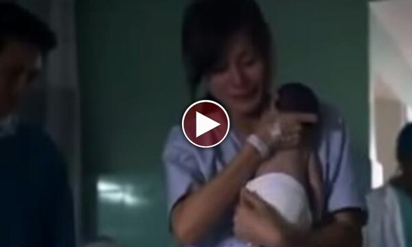 OneindiaHVideos's tweet image. वाह ! इसे कहते हैं माँ के प्यार की ताकत Click to watch: hindi.sharedots.com/wow-this-is-ca…  #MostHeartbreaking #mother #love