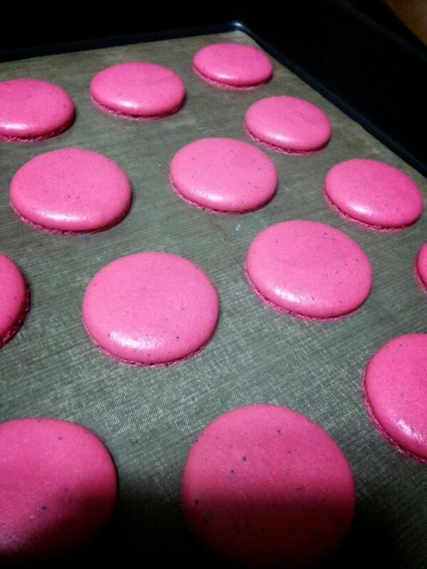 울 마님 근래 마카롱 뜸 하더니 몇일 전 부터 다시 시작 이네요~ㅎ

낮에는 과수원 일하랴 애들 보랴 짜투리 시간엔 취미로 제빵하랴~ㅎ

내외가 다 바쁘게 사네요~^^