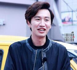 Kwang Soo filming for tvN's "Taxi" | cr:李赫崽是个帅比 Weibo