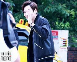 Lee Kwang Soo filming for tvN's "Taxi" | cr:李赫崽是个帅比 Weibo