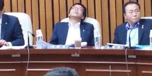 세월호 참사 국정조사장에서 새누리당의 의원 한놈은 늘어지게 자는구나. 네놈들의 자녀가, 손자 손녀가 같은 일을 당해도 잠이 오겠는가? 국회는 이런 쓰레기들의 집하장인가?