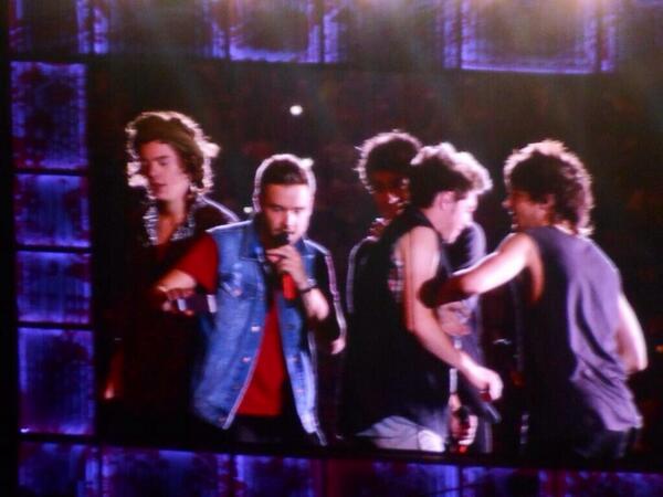 xparjs_'s tweet photo. liam:'facciamo un selfie' 
STAVANO TROVANDO LA POSIZIONE HAHAHAHAHAHAHA http://t.co/2slaKSVBbv