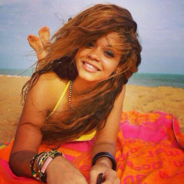 BadBeninois's tweet photo. Béninoise à moitié mais entièrement magnifique. #BadBeninois http://t.co/tAjcPhkJ6Q
