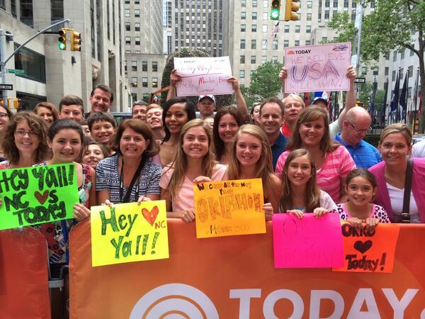 TODAYshow's tweet photo. A happy crowd on the #todayplaza this morning. Thanks for stopping by! http://t.co/P8DItyIHZh