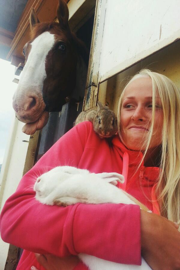 sunnivahh's tweet photo. Endeli fekk eg møta vennane mine igjenn #missedthemsomuch http://t.co/zmvJ64ql7B