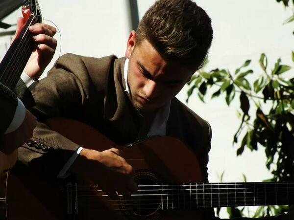 manuel6castillo's tweet photo. @Cruzcampo #MarcadosPorLaGuitarra cuando escuche de pequeño el compás , la finura y el buen gusto de Paco de Lucia... http://t.co/8A2Fx2GTzG