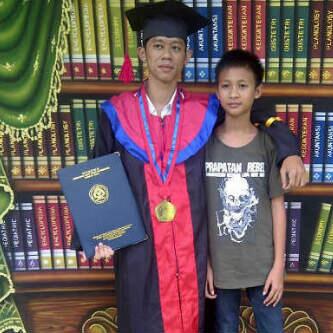 Chelsea_91375's tweet photo. Wisuda 18 januari 2014 http://t.co/i17x5Ob3OZ