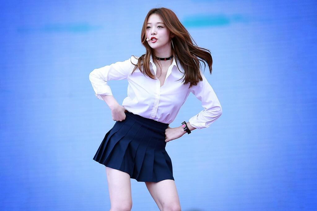 BrdYMc-CQAA_LPy.jpg:large