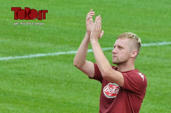 toropuntoit's tweet photo. Il saluto del capitano :-) #Toro @kamilglik25 http://t.co/wZUKJ5goIJ