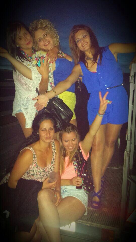 PICHI_CAROL's tweet photo. "@RocioPoves: Con mis niñas 😘😘😘😘😘@travoltina_lh @veronicalahaba @PICHI_CAROL @belindaperezmor http://t.co/QDWCyNuJOM"😄😝😉😂✌👏💃