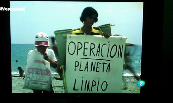 ElisaSantafe's tweet photo. En el 81 en #veranoazul ya trabajaban en #operacionplanetalimpio en la playa recogiendo #basura. Reposición en la 2. http://t.co/4NTNNtpFCq
