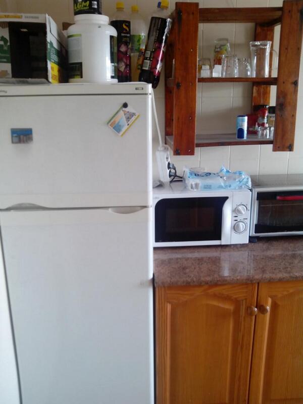 pisoavion4vient's tweet photo. Cocina con microondas, lavavajillas, horno, hornillo, lavadora y secadora. http://t.co/pZXIKva4tb