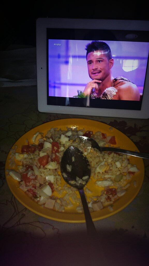 JuliaHLL27's tweet photo. “@blancamarin96: Para que no se pierda la costumbre, comida de gordis #comida2 👌🍛🍚 @JuliaHLL27 http://t.co/i6aZBrC4Fk” mi gordita 💕