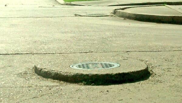 BeingLakeview's tweet photo. INVERSE POTHOLE http://t.co/yxOqX1iZHC