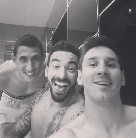 MailSport's tweet photo. Yes it's a Lionel Messi and #ARG selfie...http://t.co/hNr4javIr1 http://t.co/dcFKYqIoYG
