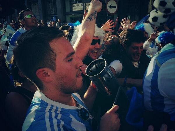 Argentinos se concentram em frente à Praça do Patriarca e cantam "Maradona és más grande que Pelé" #vejaspnacopa