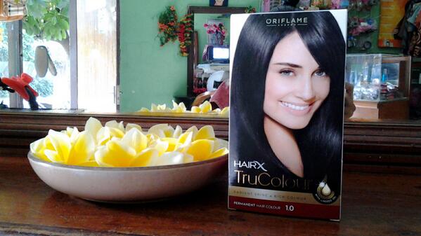 Suka bangeet ama cat rambut inih ♥♥
Bikin rambut jd lembut 
Skrg rambut akyu jd item menawan 
Love yaa oriflame :*