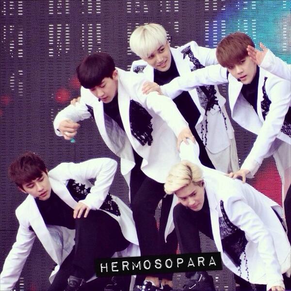 HERMOSOPARA's tweet photo. 140701 HK Dome Festival #엑소
덥고 ♨️ 비오는 ☔️ 날씨에 수고한 아이들😭
엑소최고 👍 짱 짱 짱 http://t.co/88kB4VNxx3