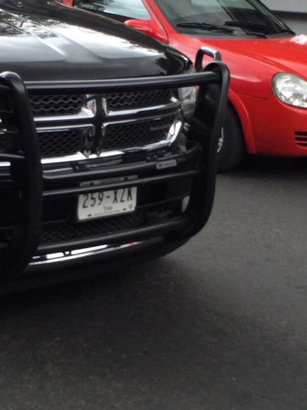 _Maruan's tweet photo. Foto de la camioneta de escoltas que se bajaron a golpearme en Insurgentes Sur. @paezvarela @SinEmbargoMX http://t.co/BErfmrMqHw