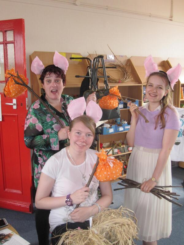 SallyBimpkins's tweet photo. Next year the Three Little Patchwork Pigs is a must, surely @Patchwork_Pig? @GrimmAndCo have the costumes! http://t.co/2OkJVxDMFs