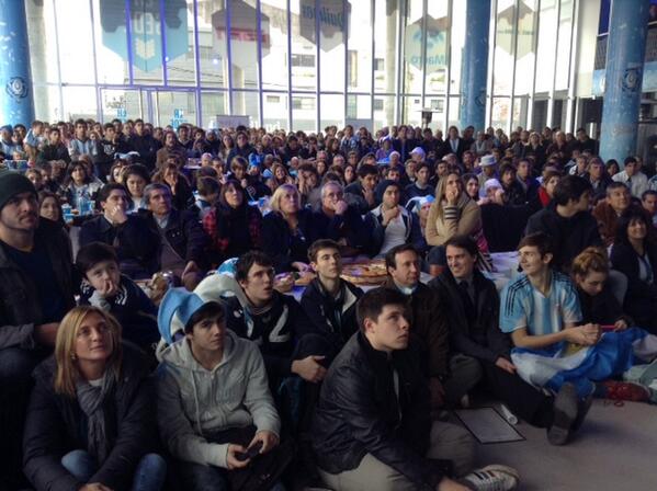 LaSedeMundial's tweet photo. Muchos nervios en La Sede #ARG-#SUI http://t.co/04T0gXuXQl