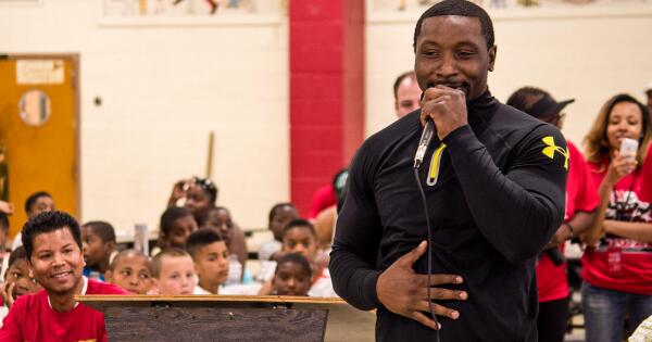 49ers's tweet photo. #49ers LB @NBowman53 turns to coaching.
READ #NinersDaily: http://t.co/oAbAcouVEX http://t.co/z2bgpzXVmp