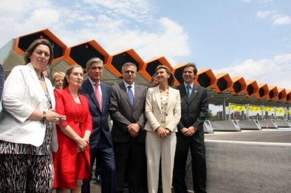 mterrades's tweet image. El PP ve a Catalunya i no troba millor lloc que davant d'un peatge per fer-se una foto. #compol #PPfail