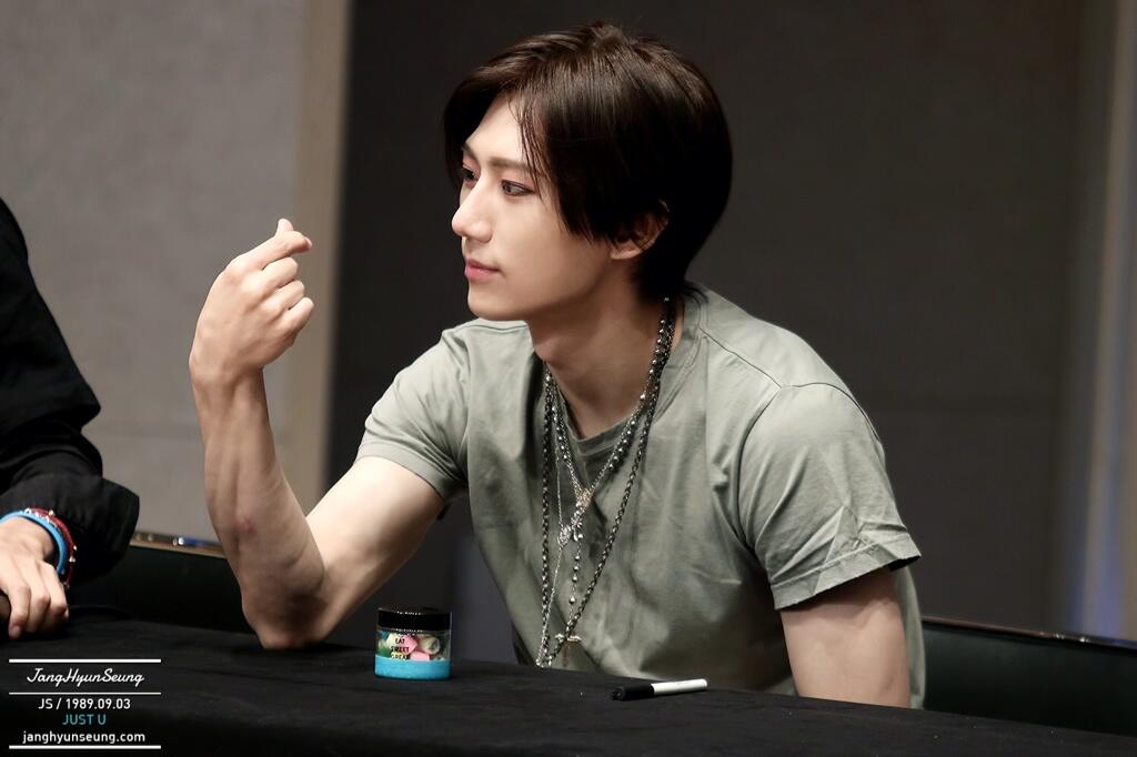 BrecLZ1CEAAxeVs.jpg:large