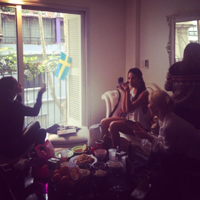 Así ven el partido las chicas @Lourdes rdesanchezok @julie_andersson @alexiatoumikian @noelisirios!!