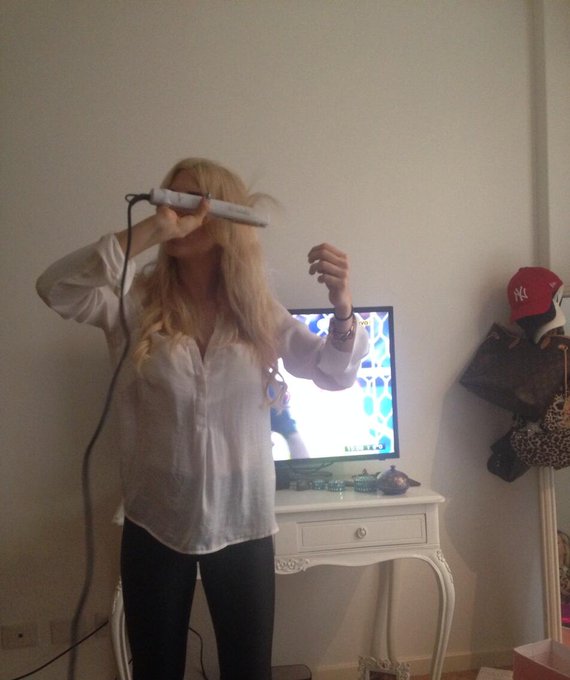 Ya es muy fuerte q te tapen la tv para plancharse el pelo! #minitamundial @julie_andersson http://t.