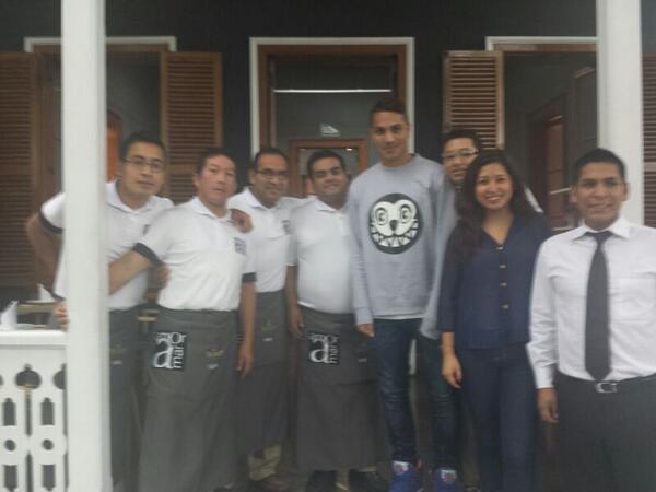 Amoramar's tweet image. Compartimos con ustedes una foto del equipo #amoramar junto a Paolo Guerrero durante su visita a nuestro local