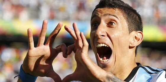 LANACION's tweet photo. Un agónico gol de Di María puso a #ARG en cuartos http://t.co/kNDJkAMZED http://t.co/npbMuoQuEu