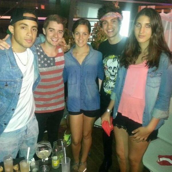 Alexandra_GD98's tweet photo. Despues del concierto con @ItsMidnightRed #Los40Pop #Lanzarote http://t.co/wlEkMzcRdx