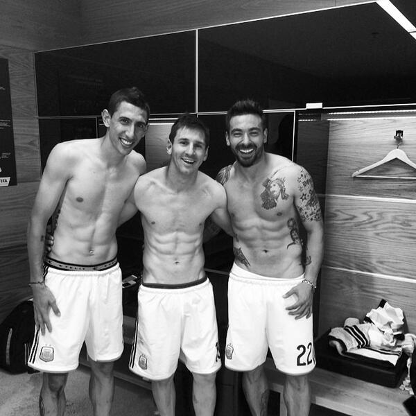 mph951fm's tweet photo. Primer imagen después del triunfo de @Argentina #MetroMundial foto @PochoLavezzi http://t.co/IalagbZNsw http://t.co/HpXiaxoymf