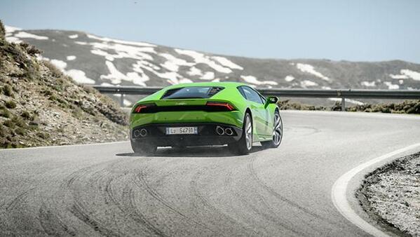 BBC_TopGear's tweet image. A bright green #Lamborghini Huracan. Europe's highest road. Bring it on TOPGEAR.com/uk/photos/lamb…