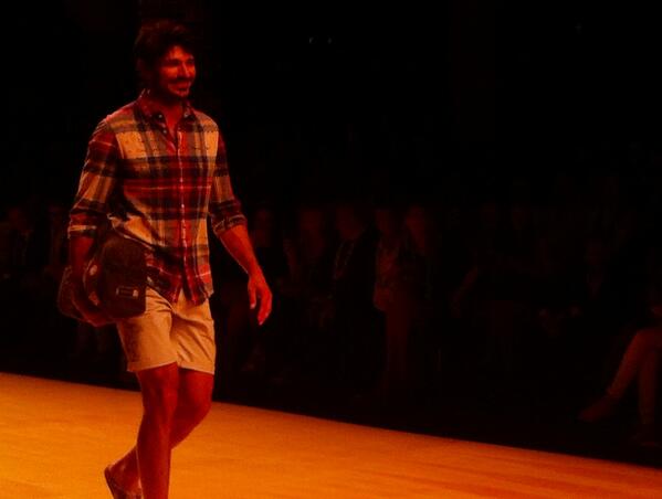 salerm_es's tweet photo. .@andresvelencoso desfilando para #Desigual #080bcnfashion #080salerm http://t.co/0zxPB6yJSc