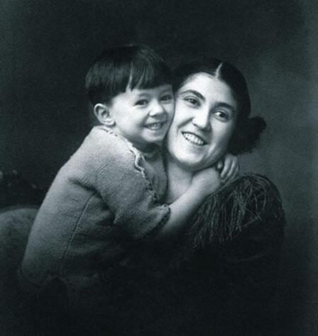 MarioBenedetti7's tweet photo. Mario Benedetti con su madre, Matilde Farrugia. http://t.co/4Fxe9Gv8lx
