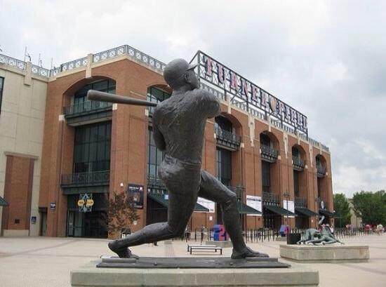 TomSeaverStatue's tweet photo. #braves have a statue for #HankAaron . What about us #Mets @mets http://t.co/UYLDqaF9UC