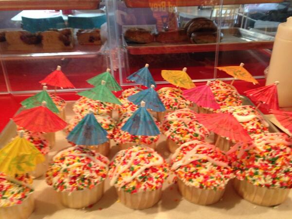 ArnoldsPerk's tweet photo. Just frosted😋 #yum #cupcakes http://t.co/vpdHoXNHe0