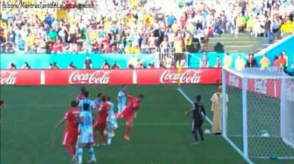 pablohfar's tweet photo. Por esto no fue gol @fantinofantino http://t.co/X8fnee9coe
